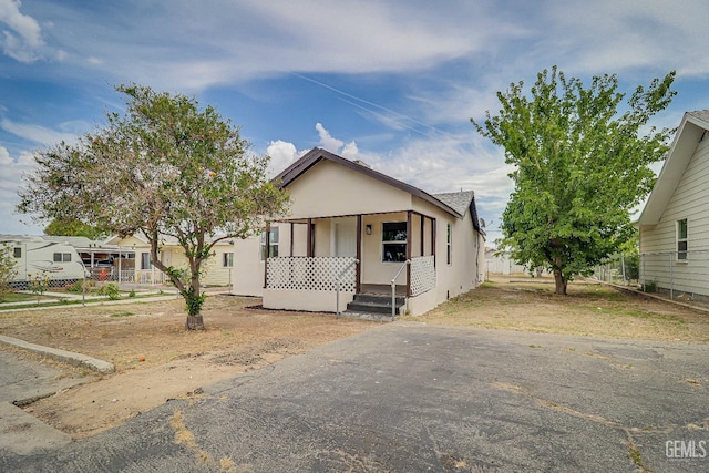 710 Fillmore St, Taft, CA 93268 - bungalow-style house featuring covered porch and stucco siding