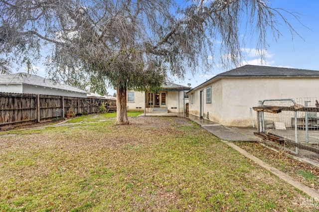 view of yard featuring a patio area