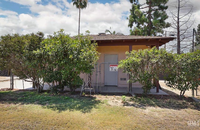 6513 Desmond Ct, Bakersfield, CA 93308 - doorway to property featuring stucco siding