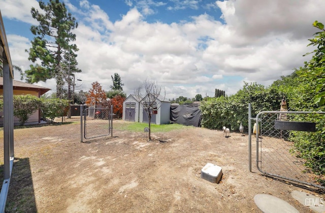 6513 Desmond Ct, Bakersfield, CA 93308 - view of yard featuring a gate and a storage unit