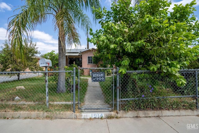 view of front facade featuring a front lawn