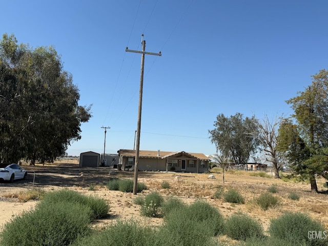 33391 7th Standard Rd, Bakersfield, CA 93314 - view of yard with a detached garage