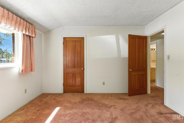 700 Mulberry St, Tehachapi, CA 93561 - unfurnished bedroom featuring carpet flooring, a textured ceiling, and lofted ceiling