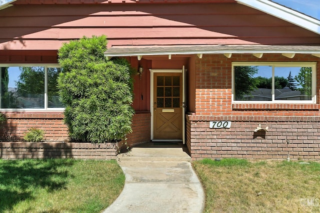 700 Mulberry St, Tehachapi, CA 93561 - property entrance featuring brick siding and a lawn