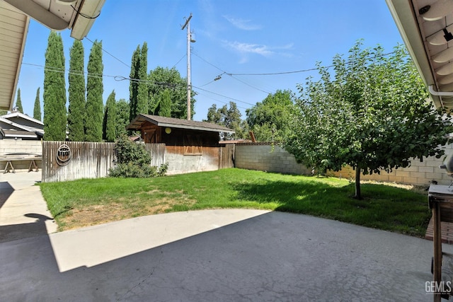 700 Mulberry St, Tehachapi, CA 93561 - fenced backyard with a patio and an outbuilding