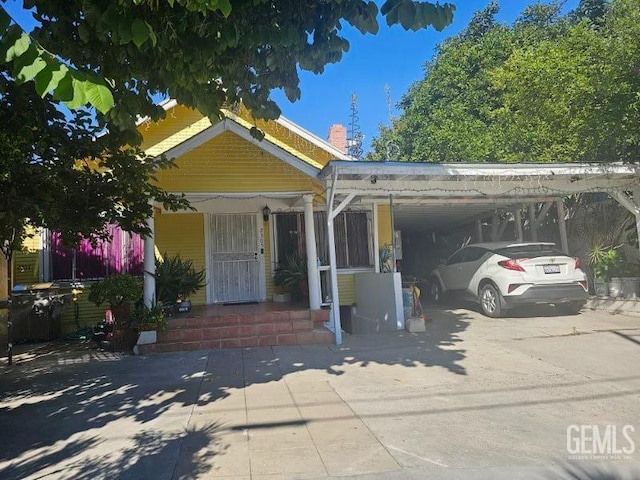 view of front facade featuring a carport