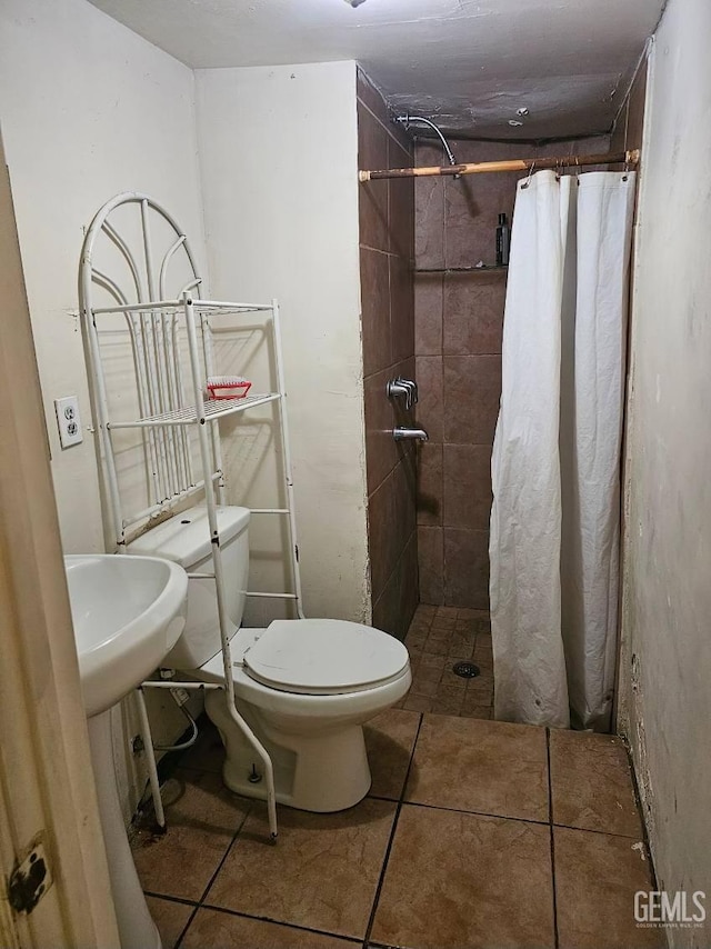 bathroom featuring tile patterned floors, toilet, and a shower with shower curtain