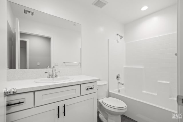 707 Poinsettia St, Bakersfield, CA 93307 - full bath featuring toilet, vanity, shower / washtub combination, and recessed lighting