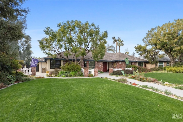 single story home with a front lawn