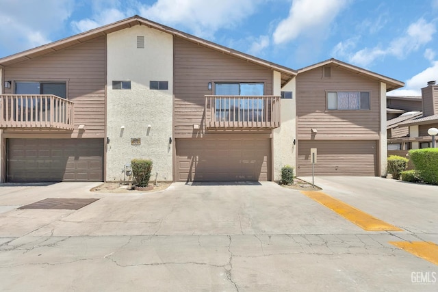 2316 Gosford Rd Unit R, Bakersfield, CA 93309 - multi unit property featuring an attached garage, a balcony, and stucco siding