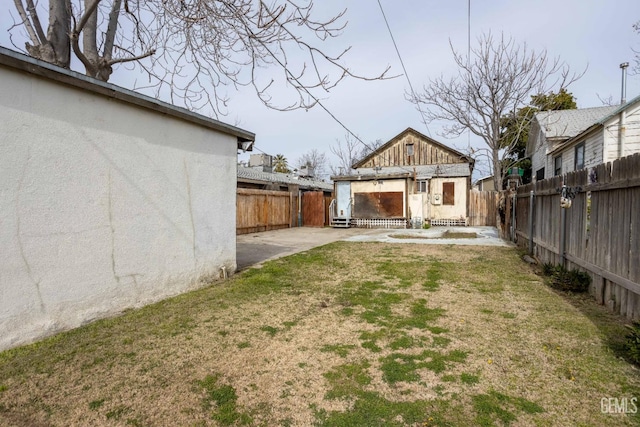 view of yard with an outbuilding