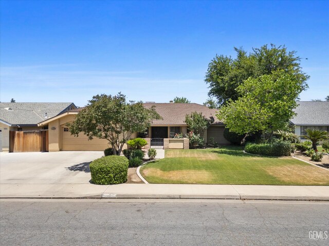 9408 Wandering Oak Dr, Bakersfield, CA 93311 - view of front of home featuring an attached garage, a front yard, driveway, and stucco siding