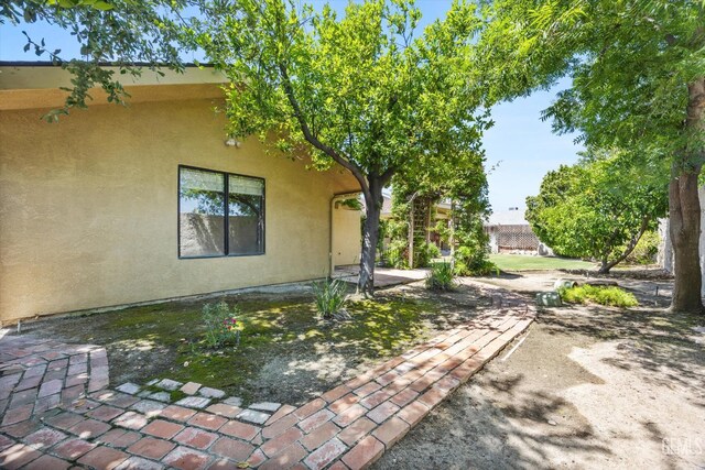 9408 Wandering Oak Dr, Bakersfield, CA 93311 - view of yard with a patio area