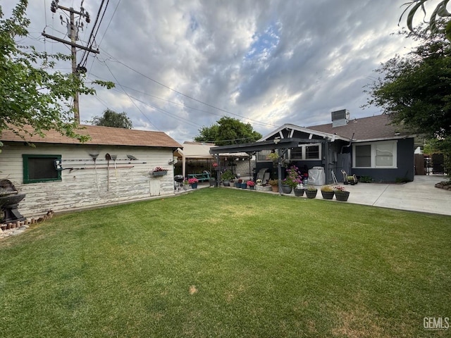 view of yard featuring a patio area