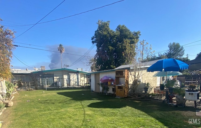 706 L St, Bakersfield, CA 93304 - view of grassy yard