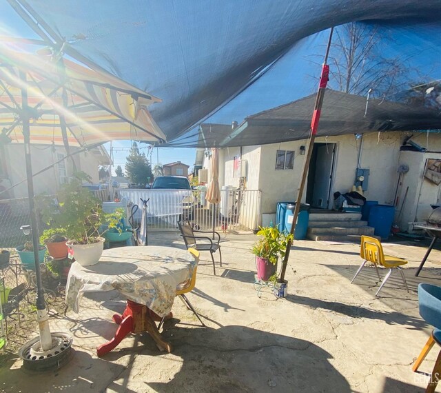 706 L St, Bakersfield, CA 93304 - bedroom with lofted ceiling and track lighting