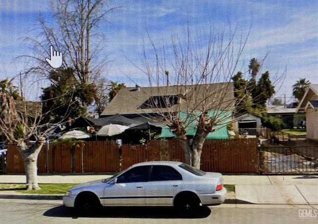 706 L St, Bakersfield, CA 93304 - view of front of property featuring fence and a gate