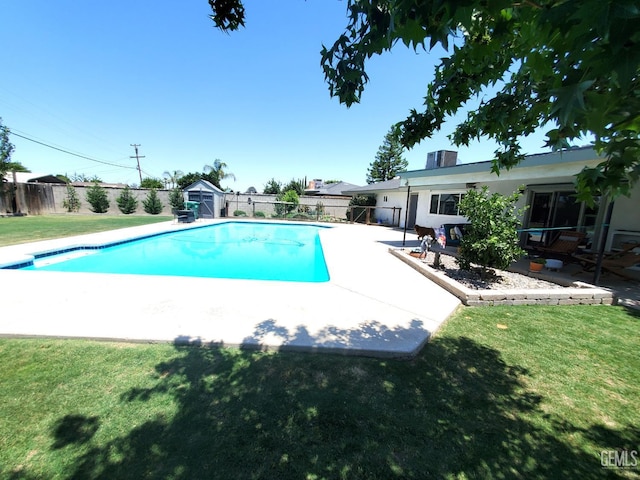 6333 Crestmore St, Bakersfield, CA 93308 - view of swimming pool with a patio area