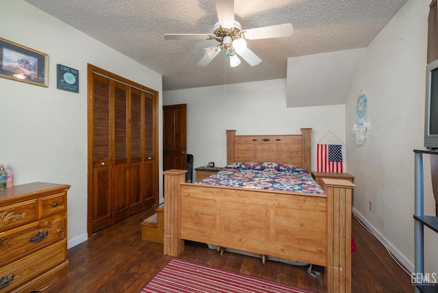 bedroom with ceiling fan, a closet, a textured ceiling, and dark wood-type flooring