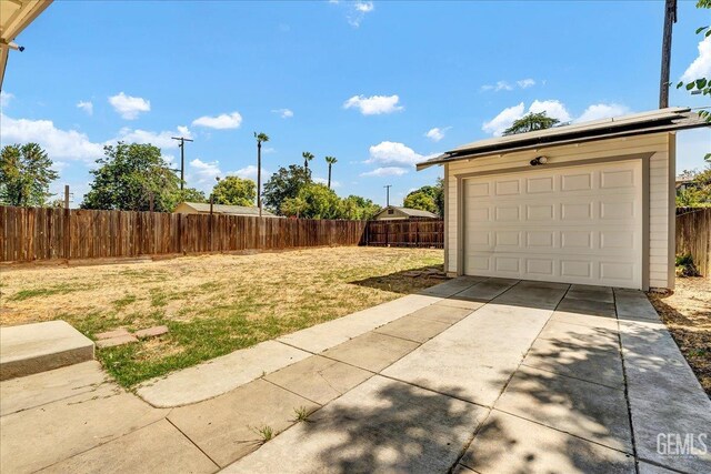 930 S Roosevelt Ave, Fresno, CA 93728 - view of yard with driveway and a garage