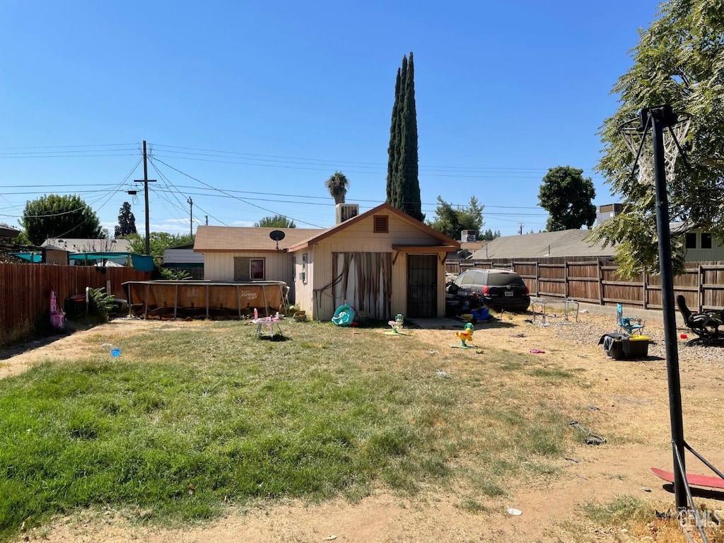 view of yard featuring a swimming pool