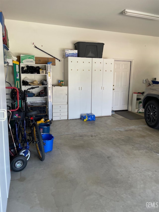 10011 Rosebud Ave, Bakersfield, CA 93311 - view of garage