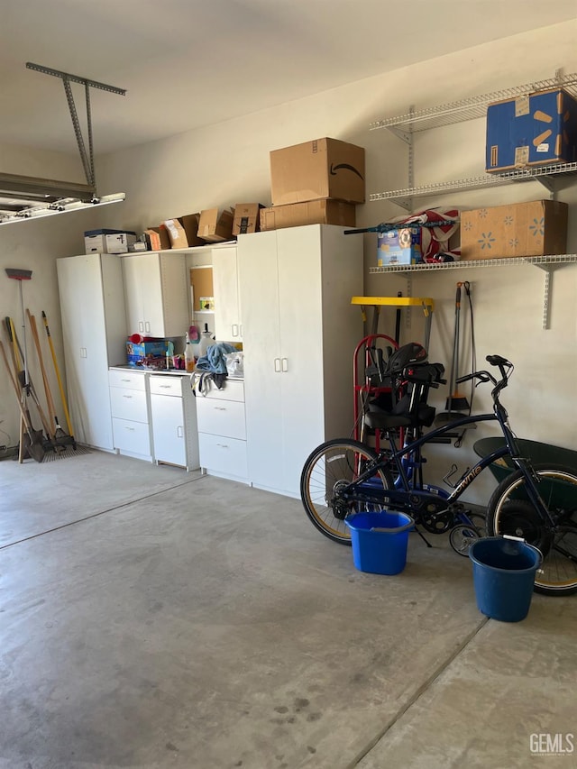 10011 Rosebud Ave, Bakersfield, CA 93311 - view of garage