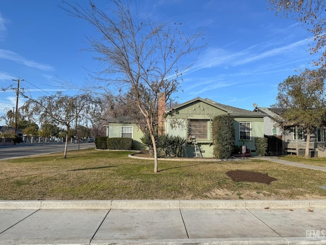 view of front of home featuring a front yard