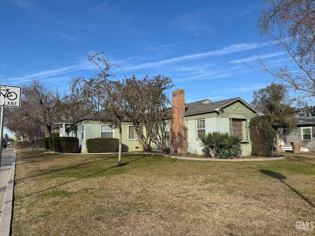 ranch-style house featuring a front yard