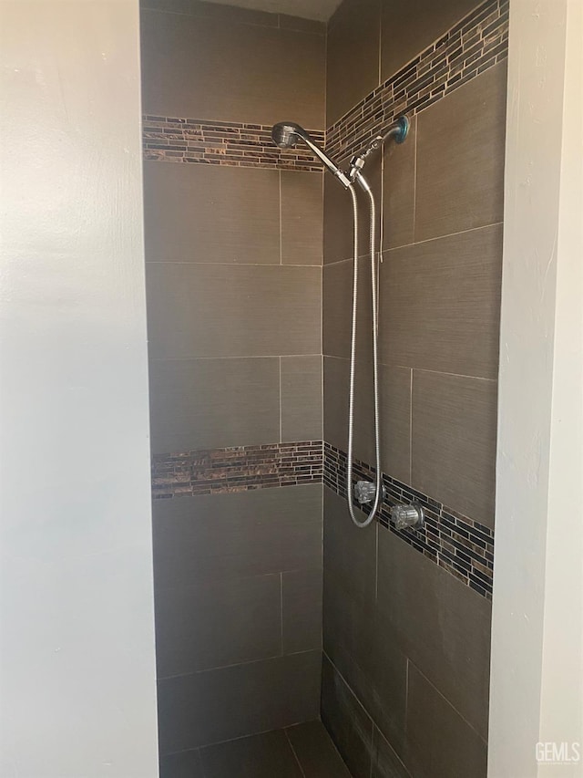 bathroom featuring tiled shower