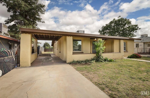 719 Washington Ave, Bakersfield, CA 93308 - view of front facade featuring stucco siding, concrete driveway, and an attached carport
