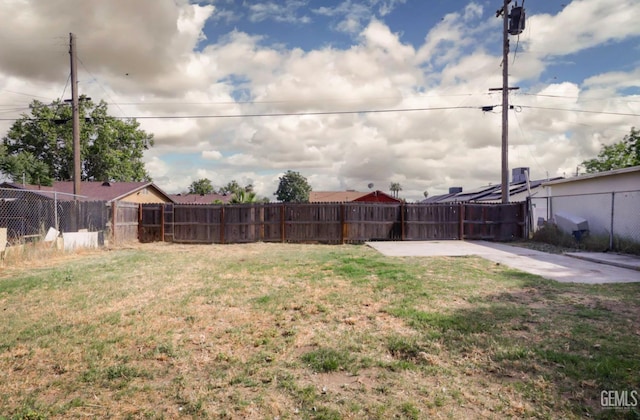 719 Washington Ave, Bakersfield, CA 93308 - view of yard featuring a patio area