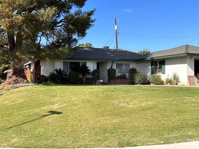 ranch-style home featuring a front lawn