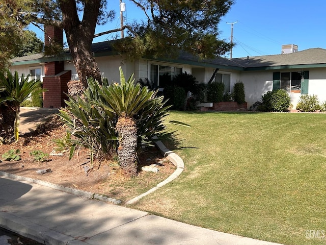 view of front of house featuring a front yard