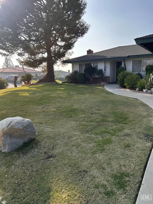 view of front facade featuring a front lawn