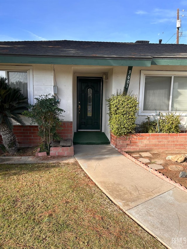 property entrance featuring a yard