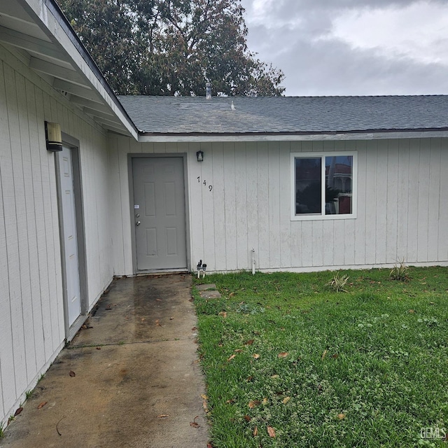 property entrance featuring a lawn