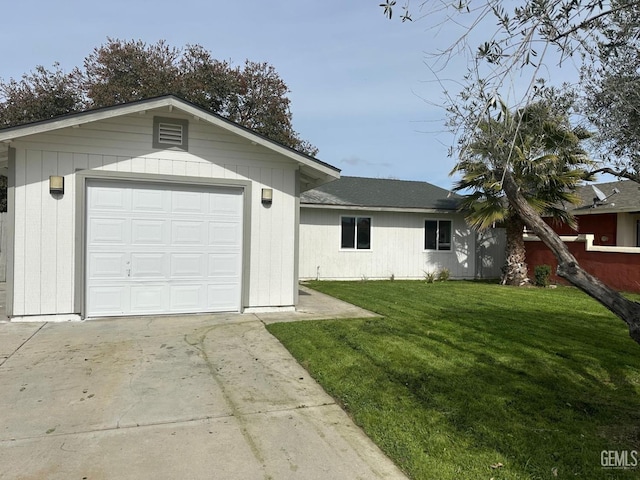 view of front of property featuring a front yard