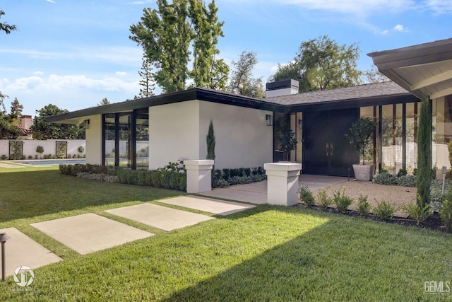 view of front of home featuring a front lawn