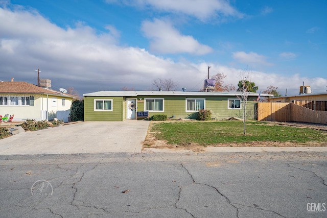 single story home with a front lawn