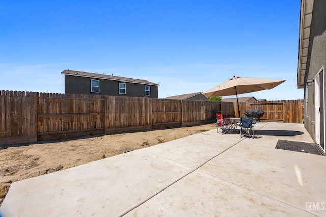 5803 Vespucci Ave, Bakersfield, CA 93313 - fenced backyard featuring a patio area and outdoor dining space