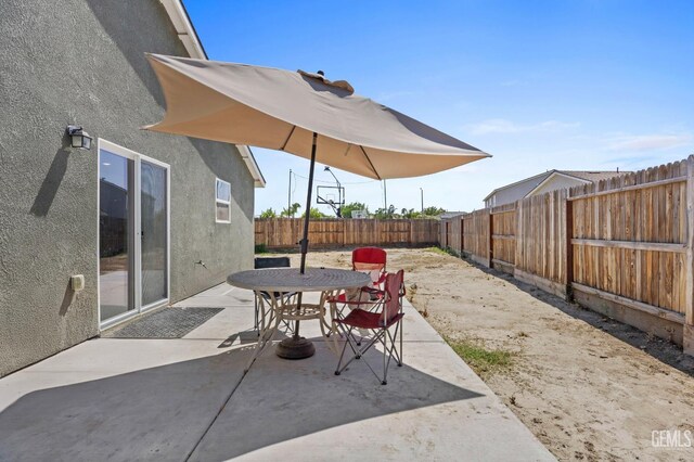 5803 Vespucci Ave, Bakersfield, CA 93313 - fenced backyard with outdoor dining space and a patio area