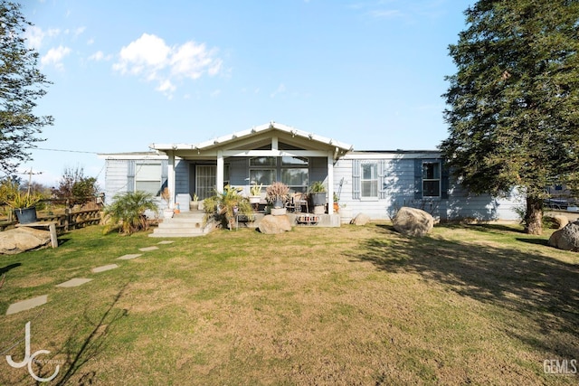 view of front of property featuring a front lawn