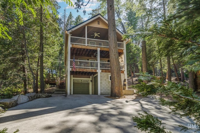 view of front of property with ceiling fan and a garage