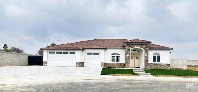 view of front facade featuring a garage