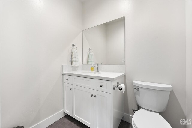 506 Rosehaven Ln, Tehachapi, CA 93561 - bathroom featuring toilet, vanity, and baseboards