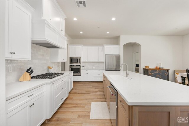 506 Rosehaven Ln, Tehachapi, CA 93561 - kitchen featuring visible vents, a sink, light wood-type flooring, a center island with sink, and stainless steel appliances