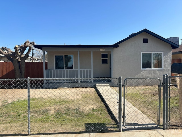 view of front facade featuring a front lawn