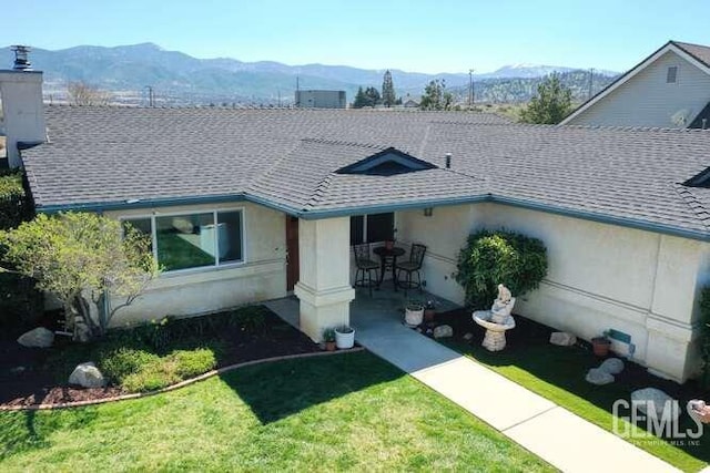 22824 Mariposa Rd, Tehachapi, CA 93561 - view of front of property featuring a front lawn, a shingled roof, and a mountain view