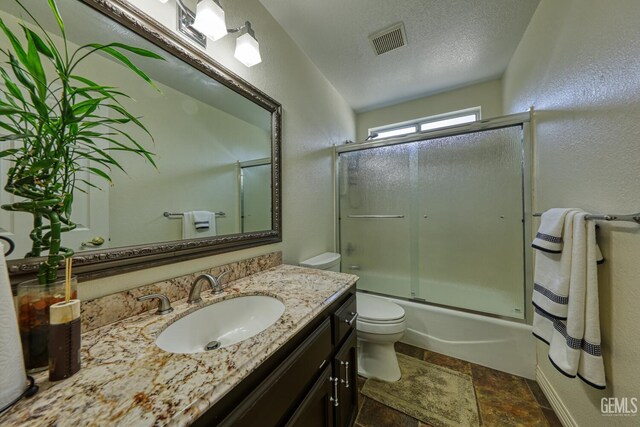 22824 Mariposa Rd, Tehachapi, CA 93561 - bathroom featuring a textured ceiling, visible vents, bath / shower combo with glass door, toilet, and vanity